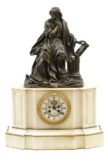 Kozubové hodiny s figurálnym nadstavcom filozofa