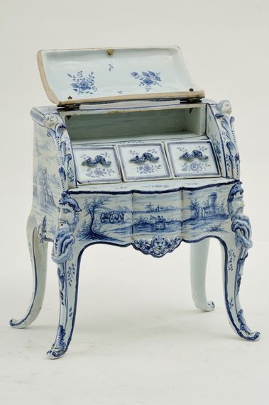 Fajansový hračkársky písací kabinet