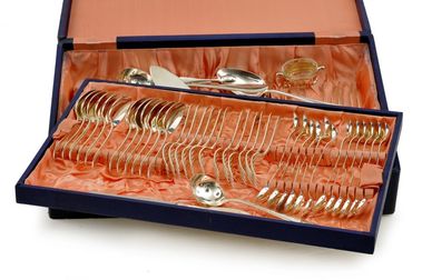 Príbor pre 12 osôb v kazete so servírovacím príslušenstvom (Sandric)