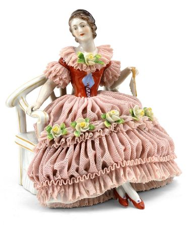 Dáma sediaca na lavičke