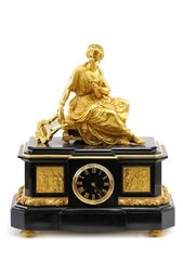 Kozubové hodiny figurálnym nadstavcom múzy