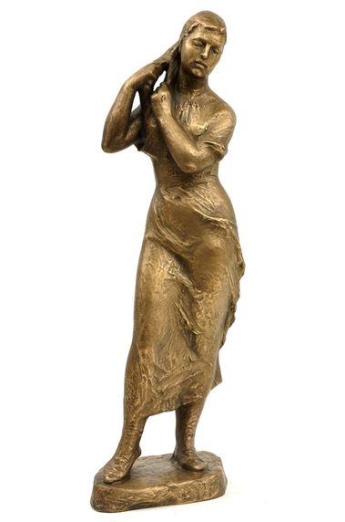 Žena zapletajúca si vrkoč