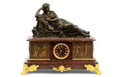 Kozubové hodiny s figurálnym nadstavcom ležiacej bohyne