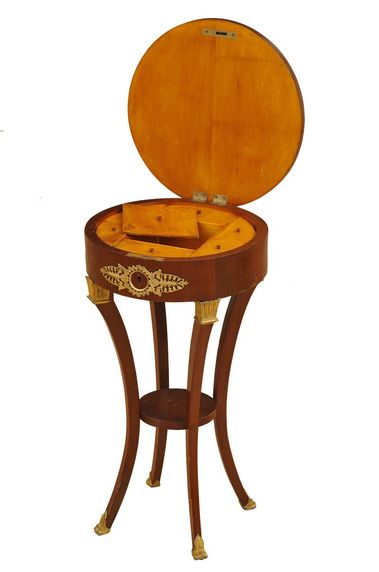 Odkladací stolík v empírovom štýle