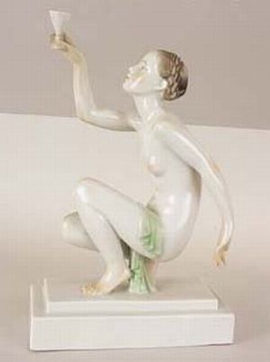 Porcelánová soška, akt- Žena s pohárom