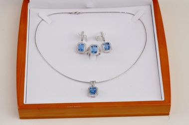 ŠPERKOVÝ SET /NÁUŠNICE, PRSTEŇ, PRÍVES/