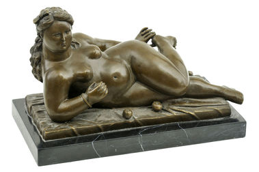 Ležiaci akt s jablkom