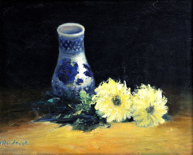 Zátišie s modranským džbánom a chryzantémami