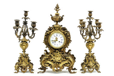 Kozubové hodiny v rokokovom slohu s párom svietnikov