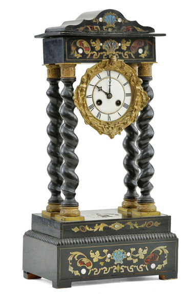 Komodové hodiny s tordovanými stĺpikmi