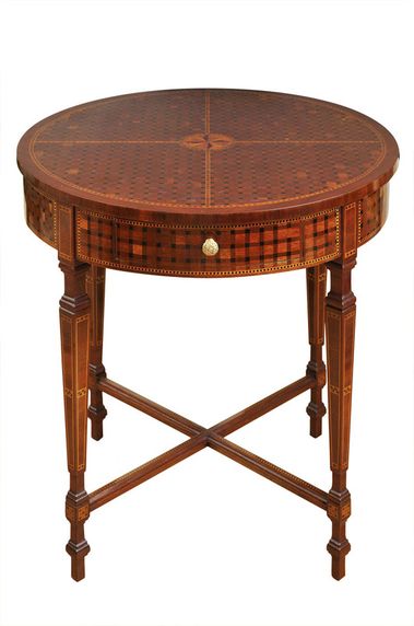 Okrúhly intarzovaný stolík