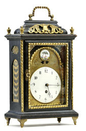 Barokové komodové hodiny s medailónom jazdca