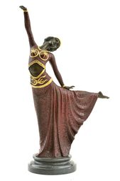 Tanečnica v červenej sukni