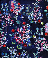 Kytica hyacintov, malých ruží a motýľov na modrom pozadí