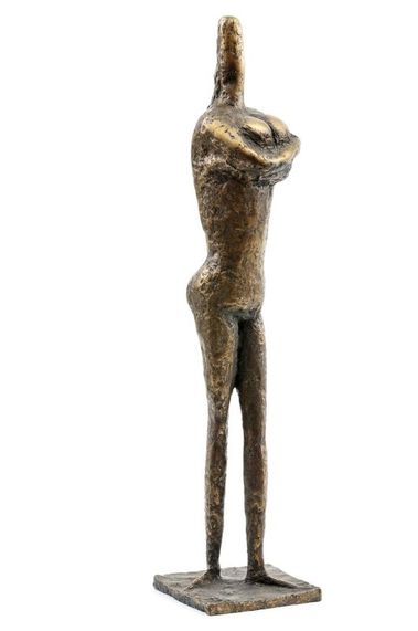 Ženský akt so založenými rukami