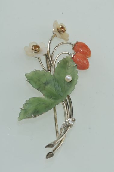 Dámska brošňa v tvare lesných jahôd