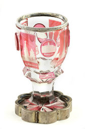 Pohár na stopke s medailómni vedút