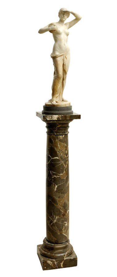 Ženský akt s diskom.