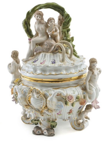 Dekoratívna porcelánová misa s vekom.