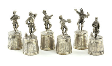 ŠESŤ STRIEBORNÝCH POSTAVIČIEK (POHÁRIKOV)