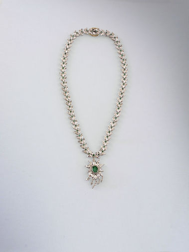 BRILIANTOVÝ NÁHRDELNÍK SO SMARAGDAMI