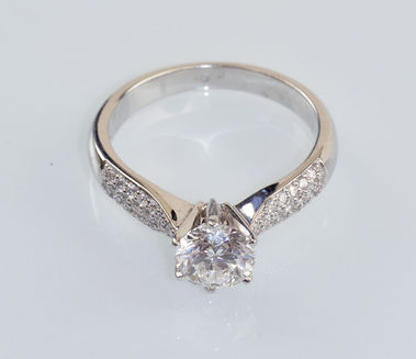 PRSTEŇ S BRILIANTMI