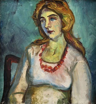 Sediaca žena s náhrdelníkom