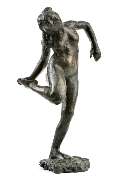 Ženský akt so zodvihnutou nohou